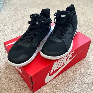 Men Nike air max sz9 black and white basketball shoes